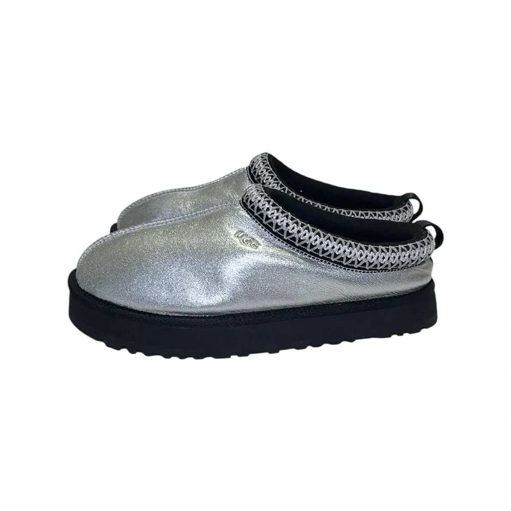 NEW UGG Unisex Kids Silver Slip-On Shoes Size 4